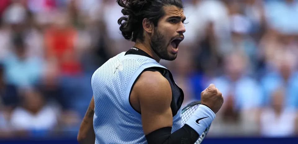 Joueur de tennis célébrant un point au match