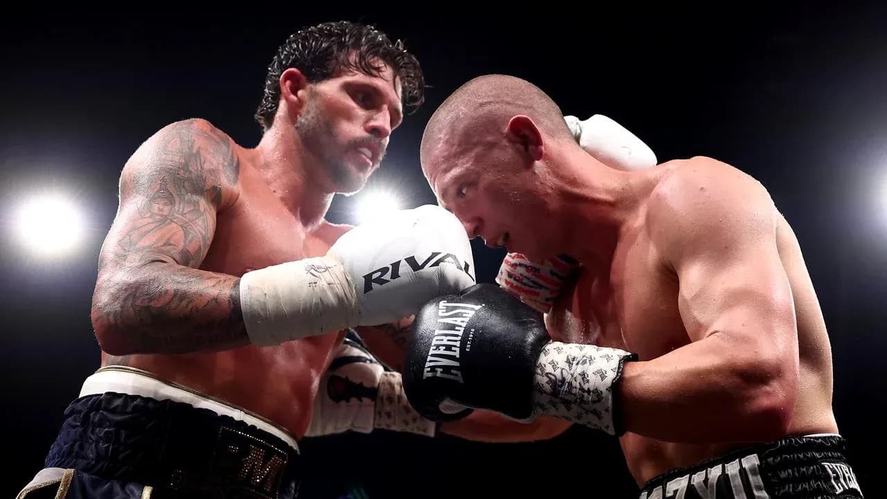 Deux boxeurs se battant sur le ring