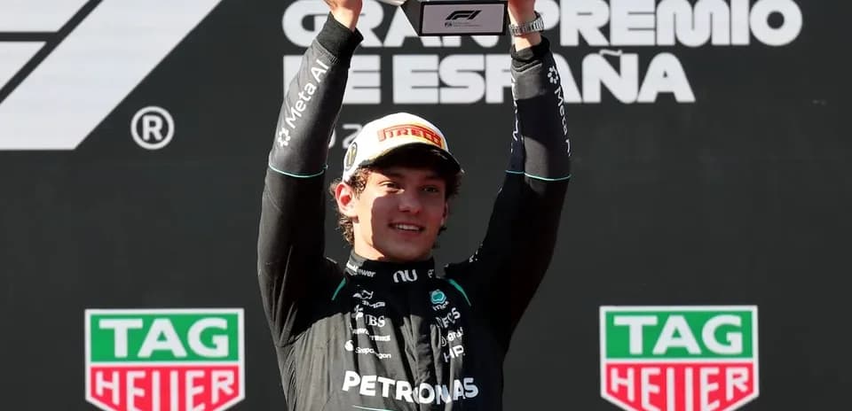 Pilote levant le trophée après la course en Espagne