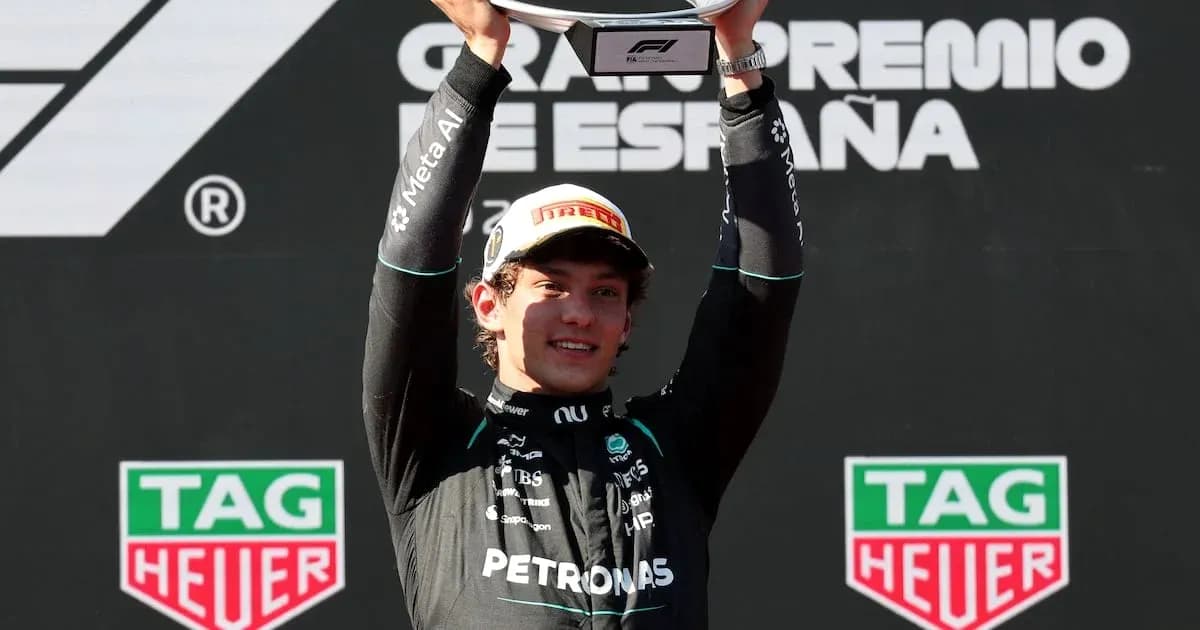 Pilote levant le trophée après la course en Espagne