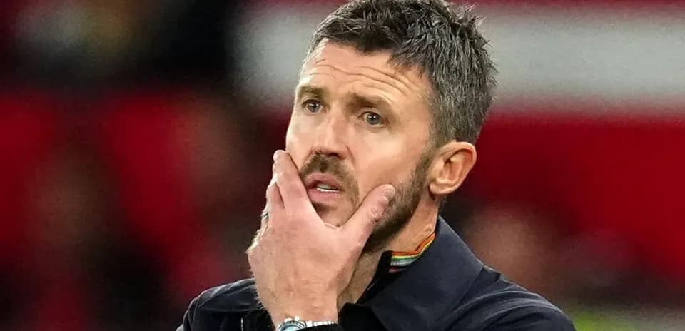 Entraîneur pensif pendant un match de football