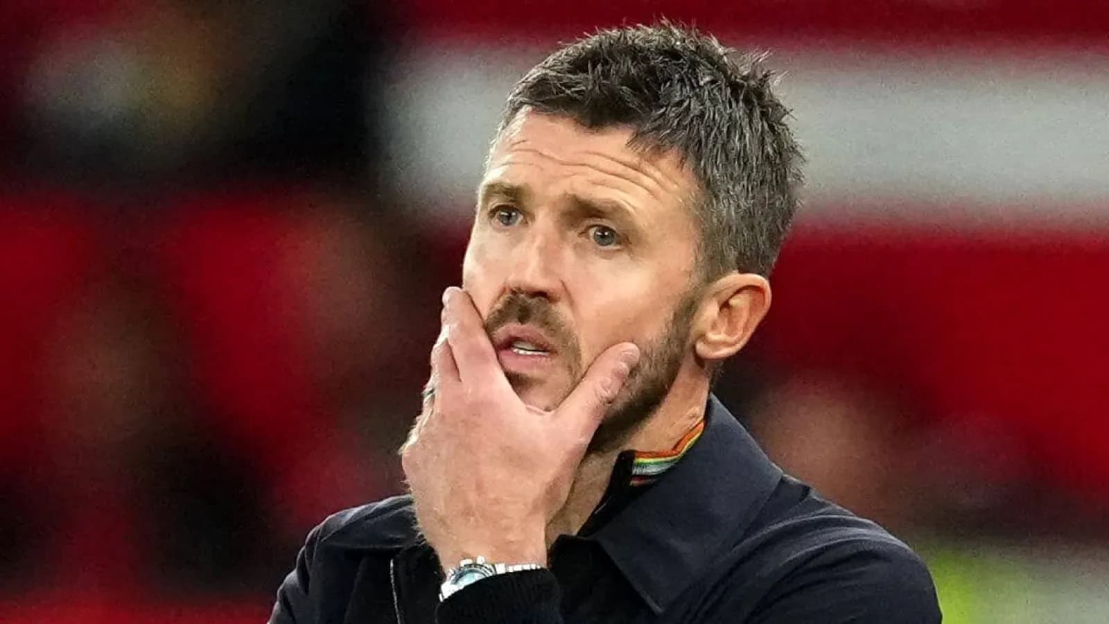 Entraîneur pensif pendant un match de football