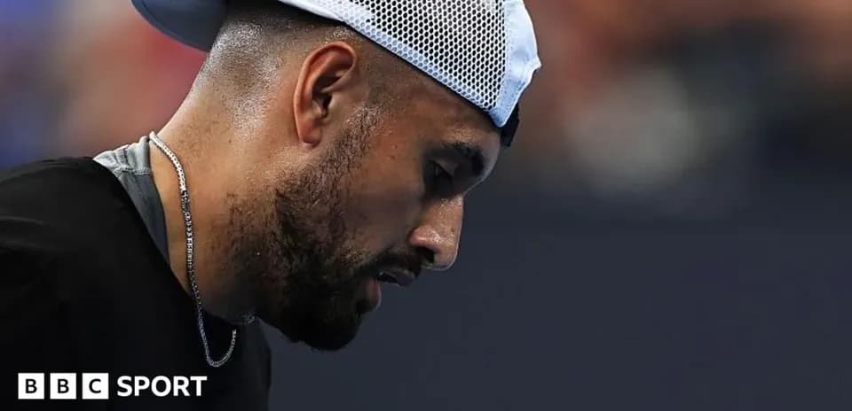 Joueur de tennis concentré pendant un match