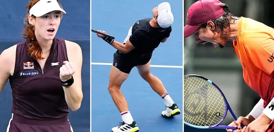 Trois joueurs de tennis en action sur le court