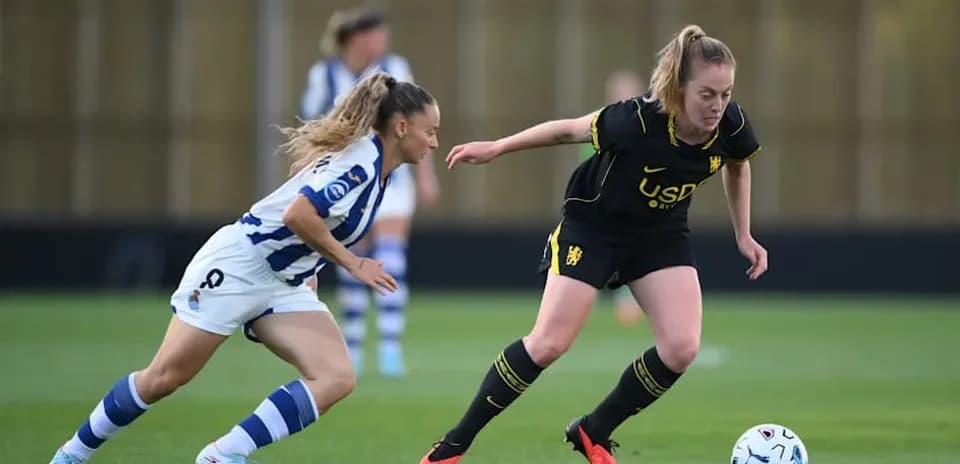Deux joueuses en compétition pour le ballon sur le terrain