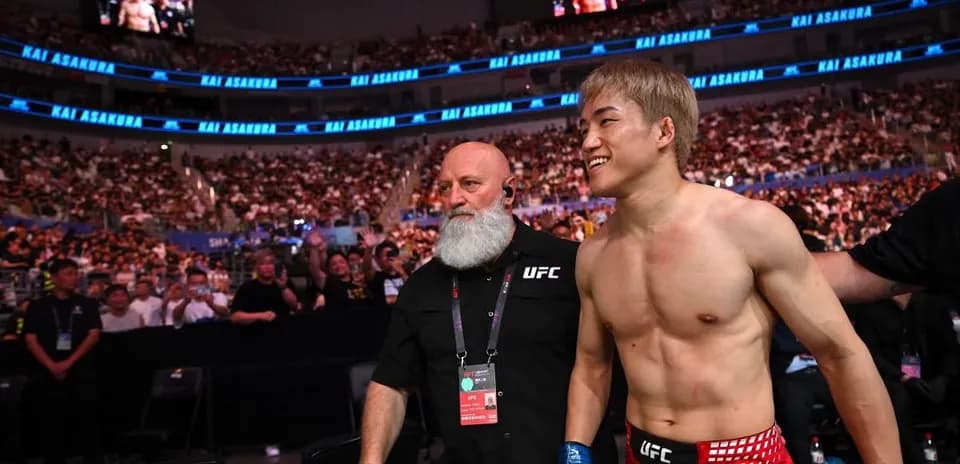 Kai Asakura entrant with corner staff before fight