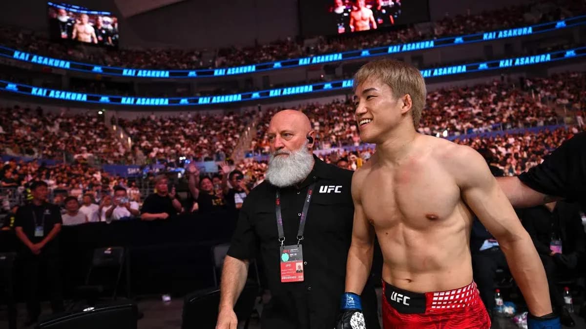 Kai Asakura entrant with corner staff before fight