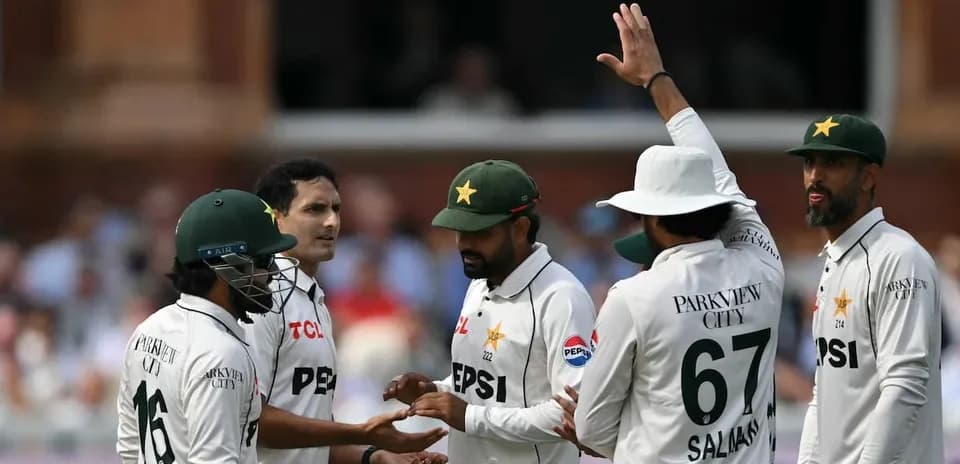 Équipe de cricket du Pakistan célébrant un wicket