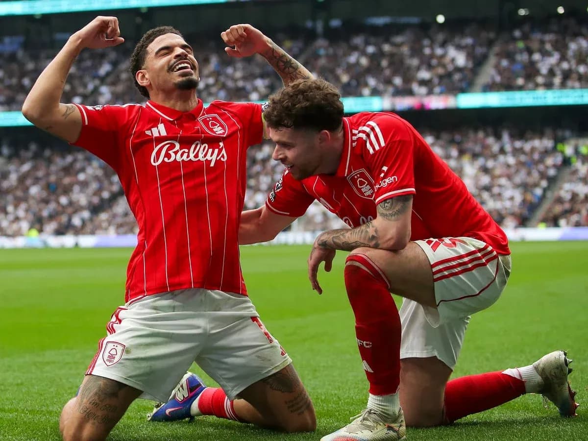 Joueurs de Nottingham Forest célébrant un but