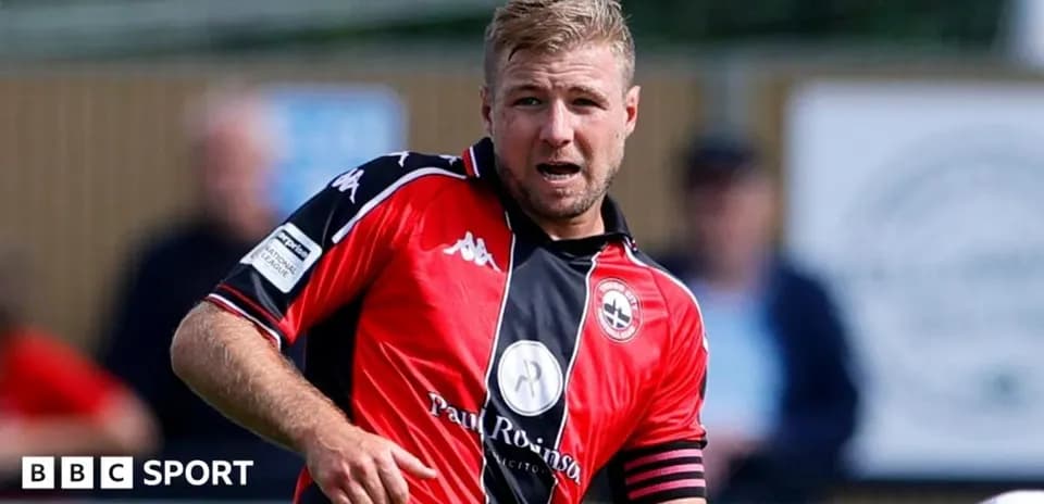 Joueur en action avec un maillot rouge lors d'un match
