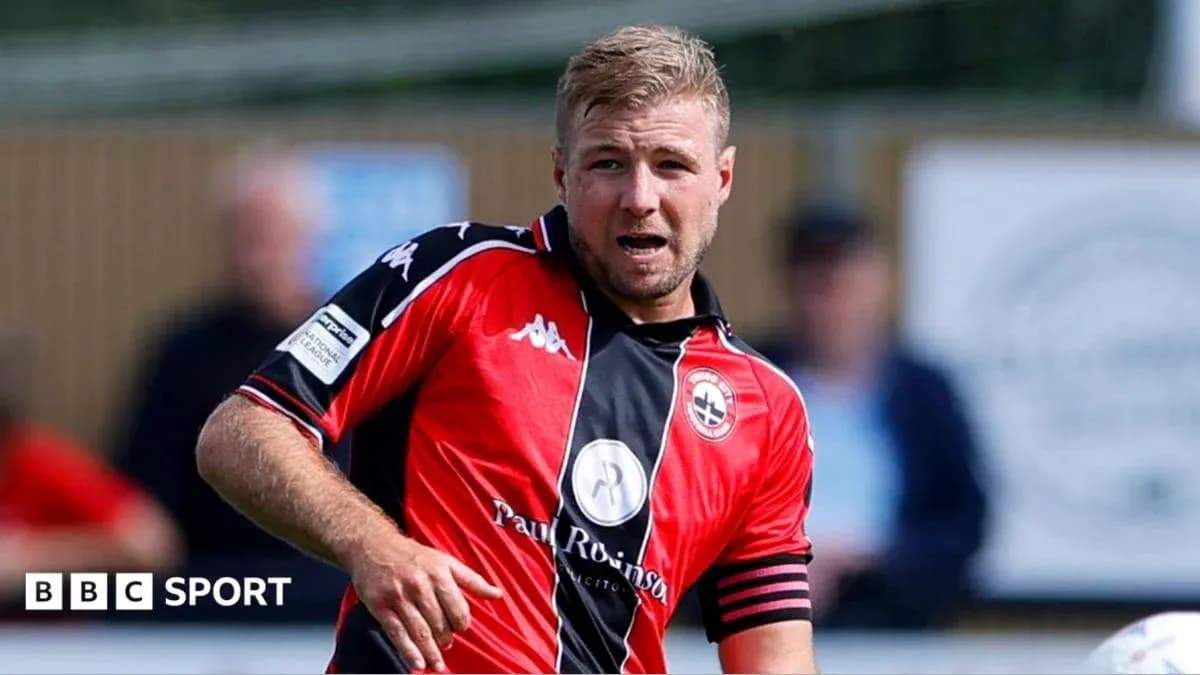 Joueur en action avec un maillot rouge lors d'un match