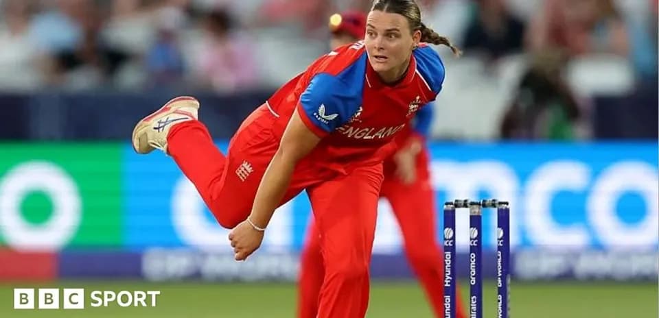 Joueuse d'Angleterre lançant la balle de cricket