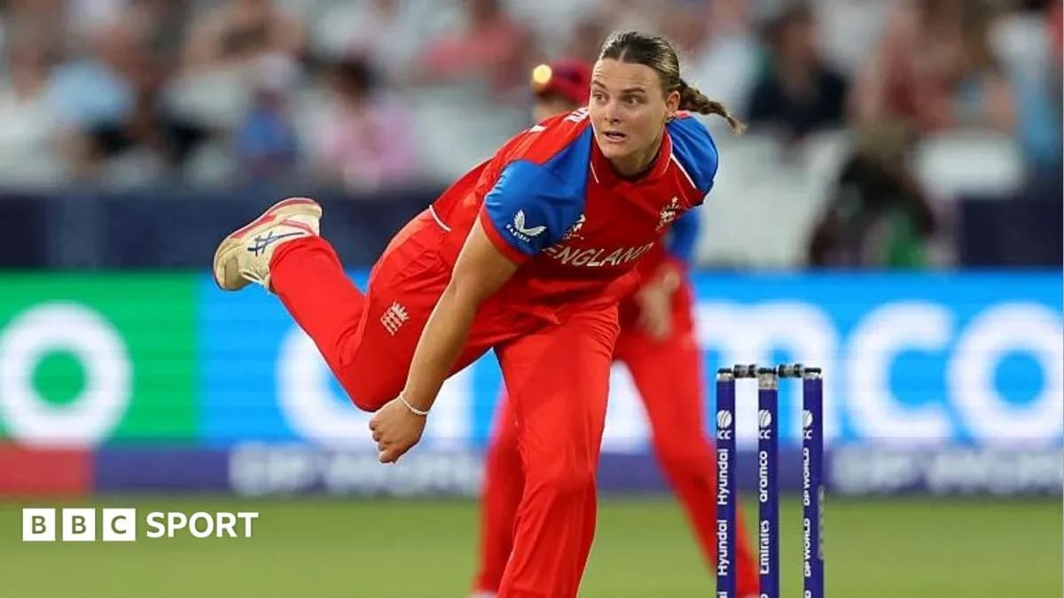 Joueuse d'Angleterre lançant la balle de cricket