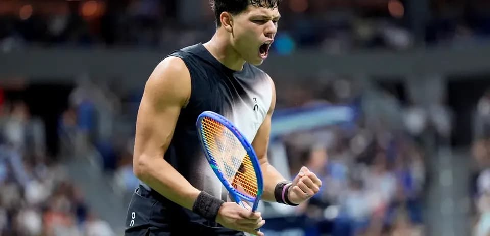 Joueur de tennis célébrant un point au tournoi
