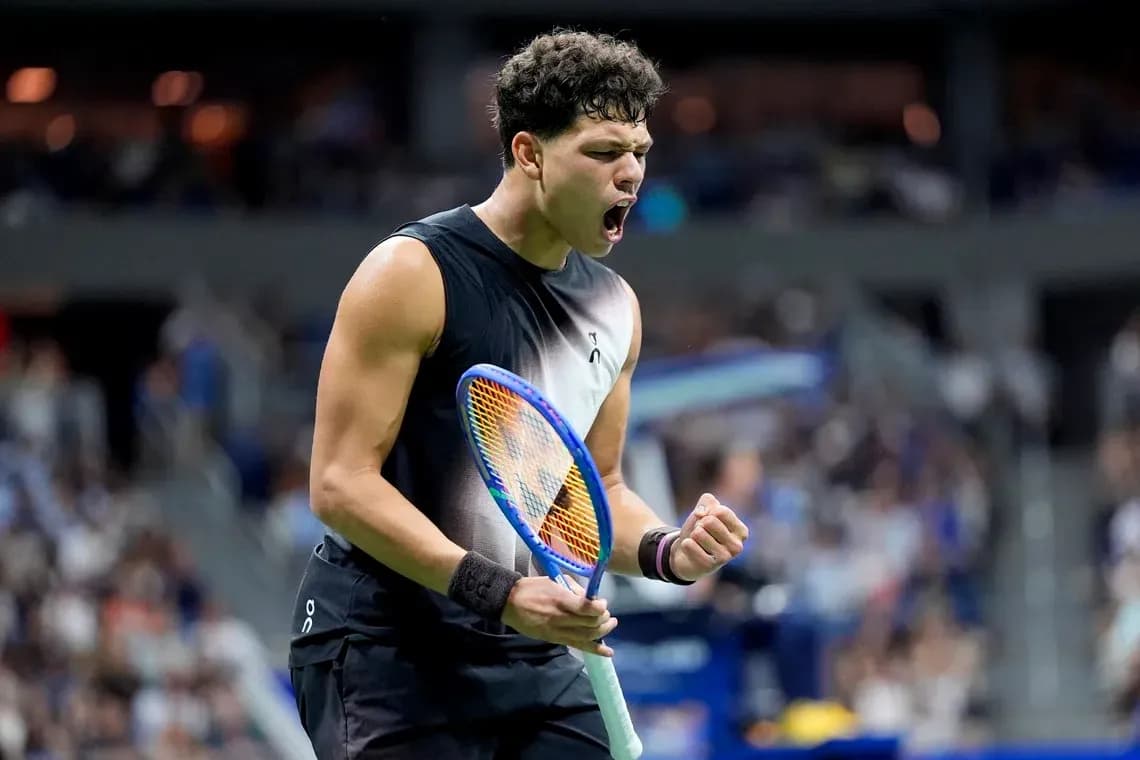 Joueur de tennis célébrant un point au tournoi