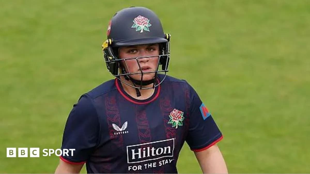Joueuse de cricket portant un casque sur le terrain