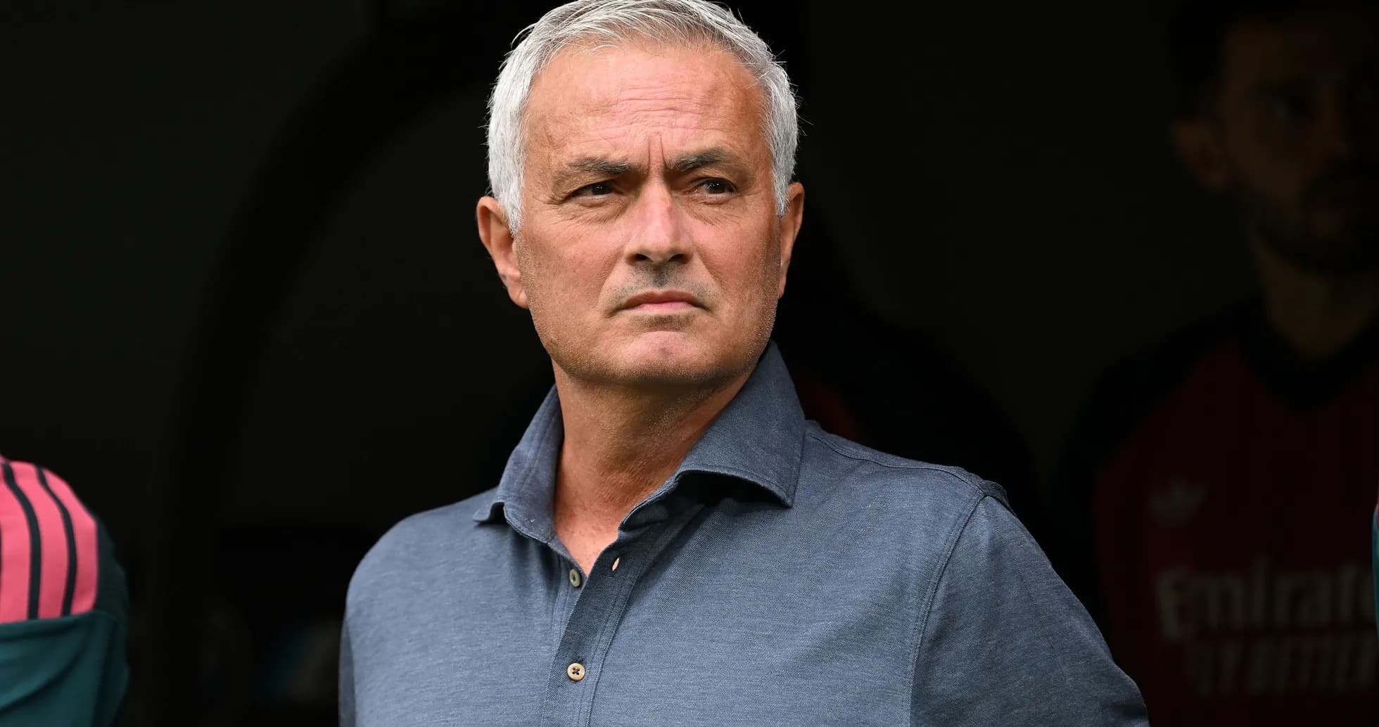 Entraîneur observant le match depuis le banc