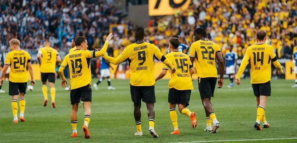 Joueurs de Dortmund célébrant un but sur le terrain