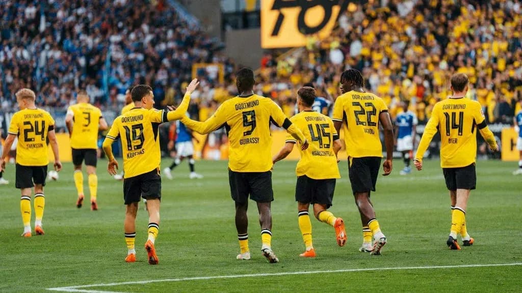Joueurs de Dortmund célébrant un but sur le terrain