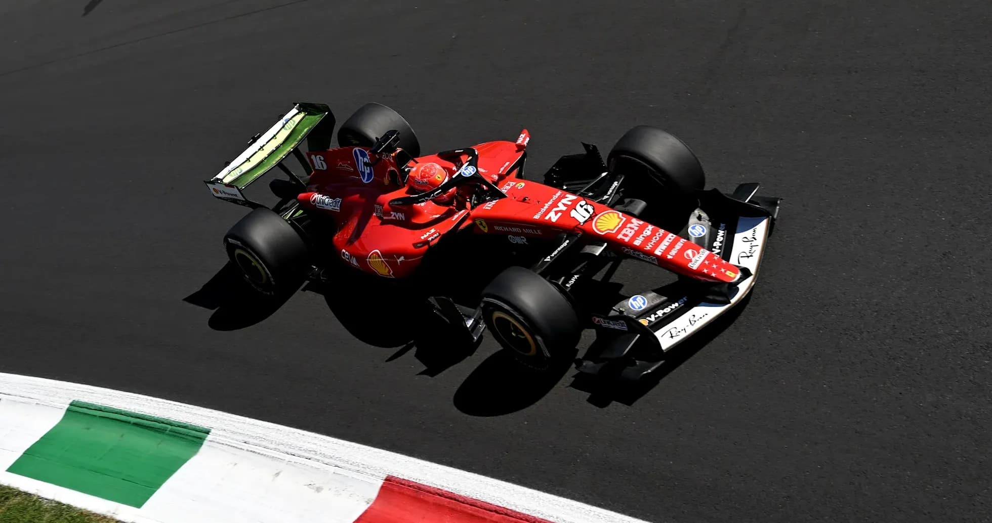 Voiture Ferrari sur la piste lors d'une course