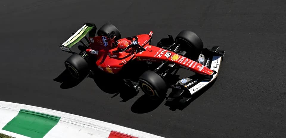 Voiture Ferrari sur la piste lors d'une course