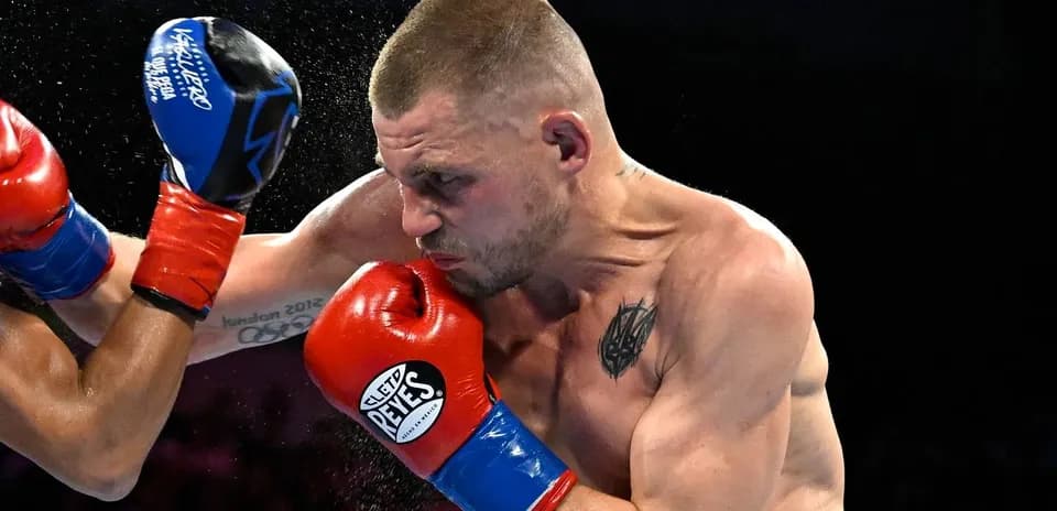Boxeur esquivant un coup pendant un match