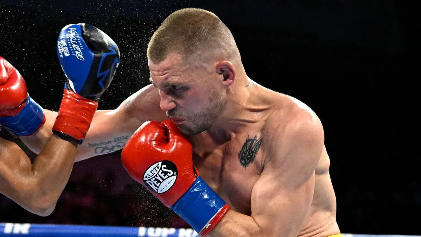 Boxeur esquivant un coup pendant un match