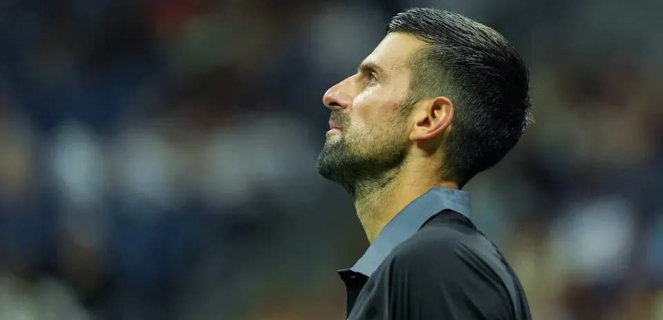 Joueur de tennis regardant vers le haut