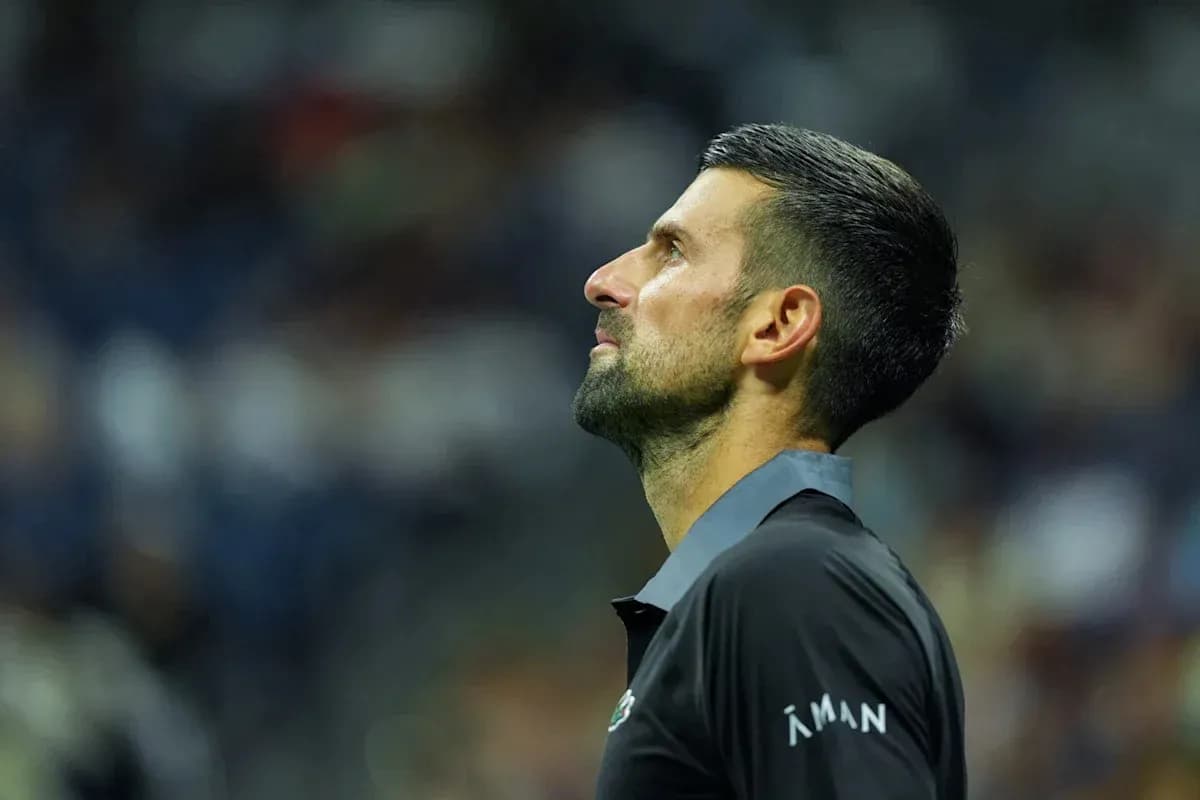 Joueur de tennis regardant vers le haut