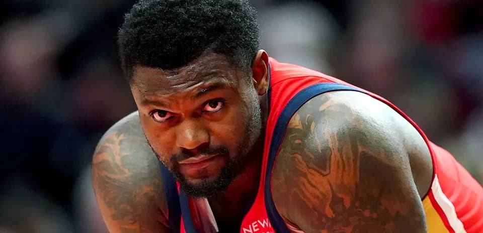 Joueur de basketball en action sur le terrain