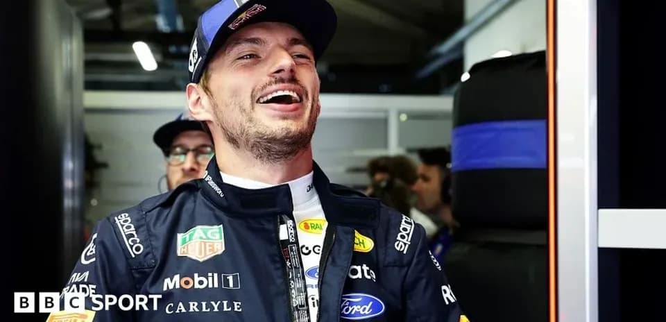 Pilote souriant dans le garage de l'équipe