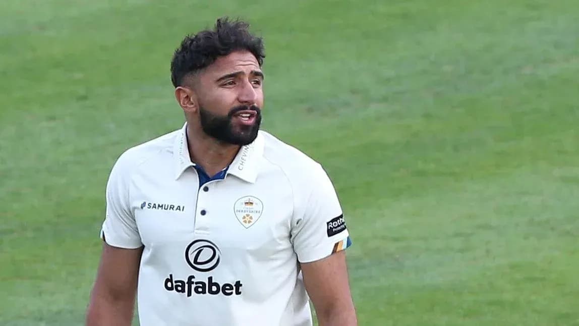 Joueur de cricket en uniforme sur le terrain