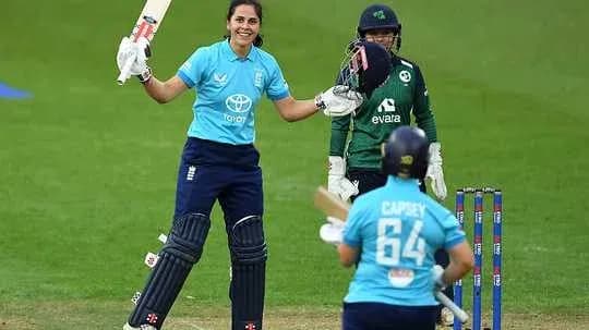 Batteuse anglaise célébrant un point marqué au cricket