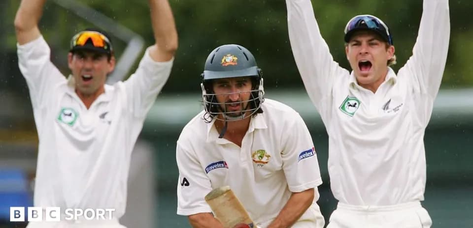 Joueur de cricket frappant la balle avec deux joueurs célébrant