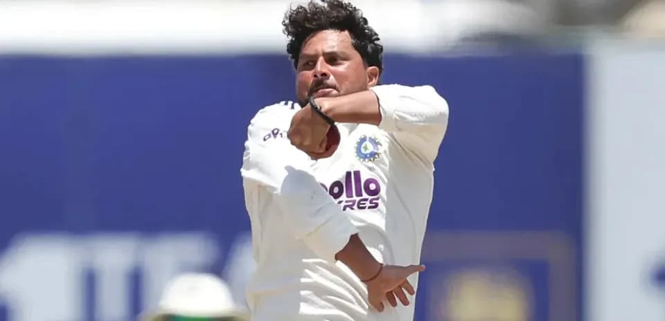 Joueur de cricket lançant la balle sur le terrain