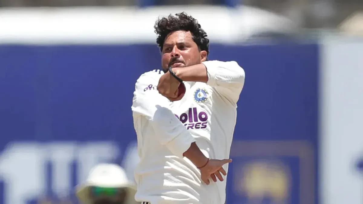 Joueur de cricket lançant la balle sur le terrain