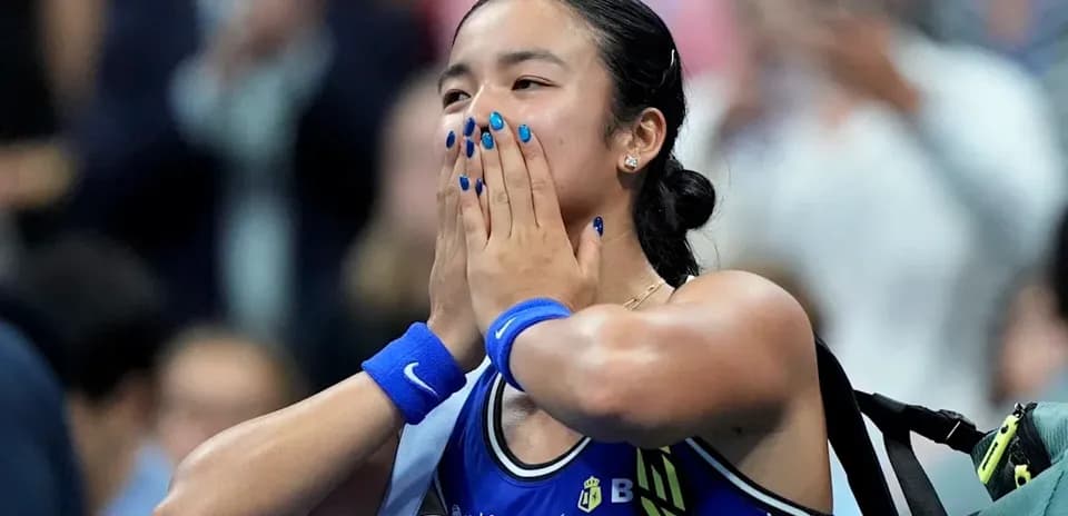 Joueuse de tennis célébrant une victoire sur le terrain