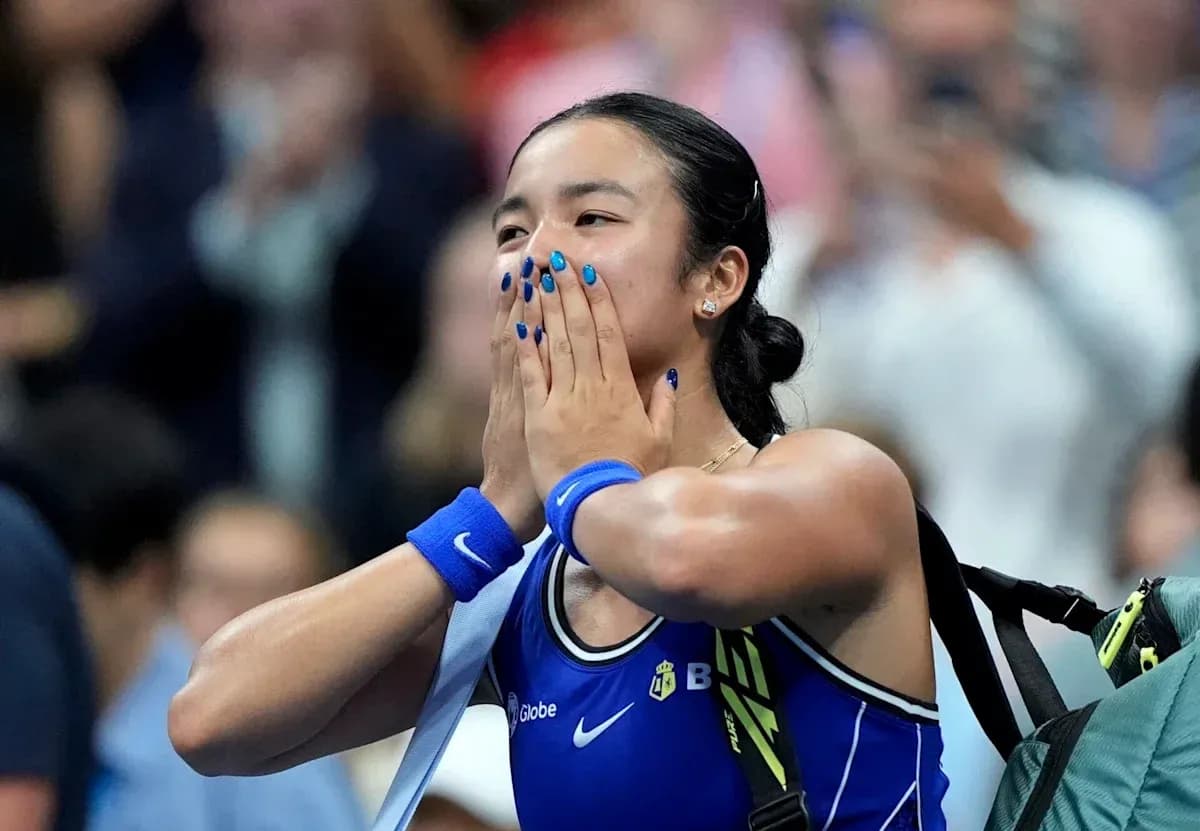 Joueuse de tennis célébrant une victoire sur le terrain