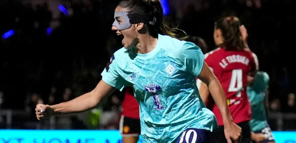 Joueuse célébrant un but avec un masque