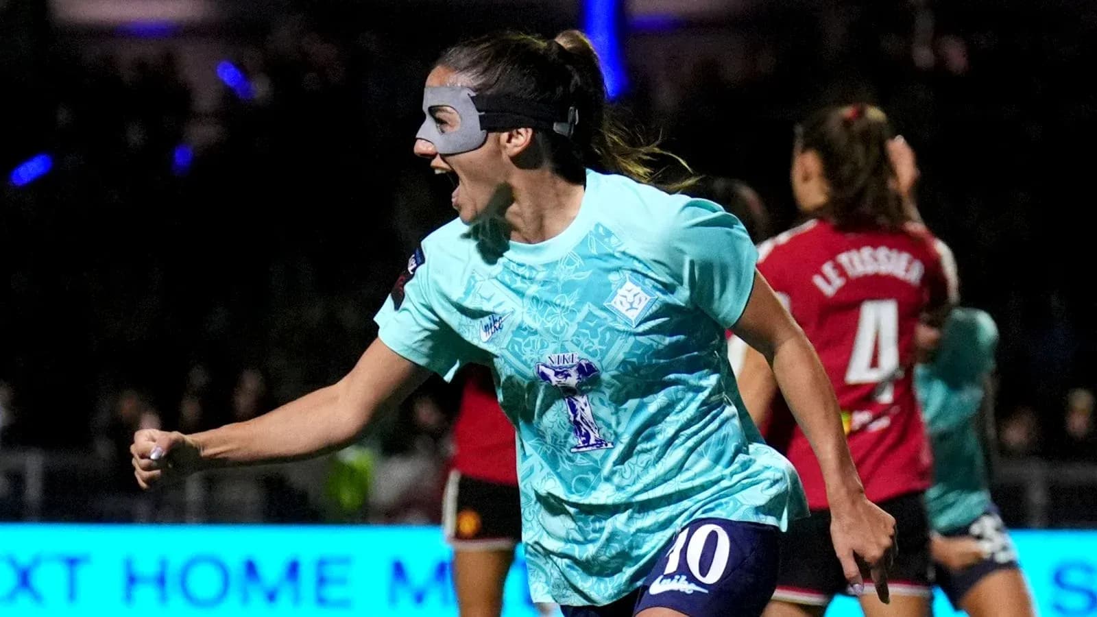 Joueuse célébrant un but avec un masque