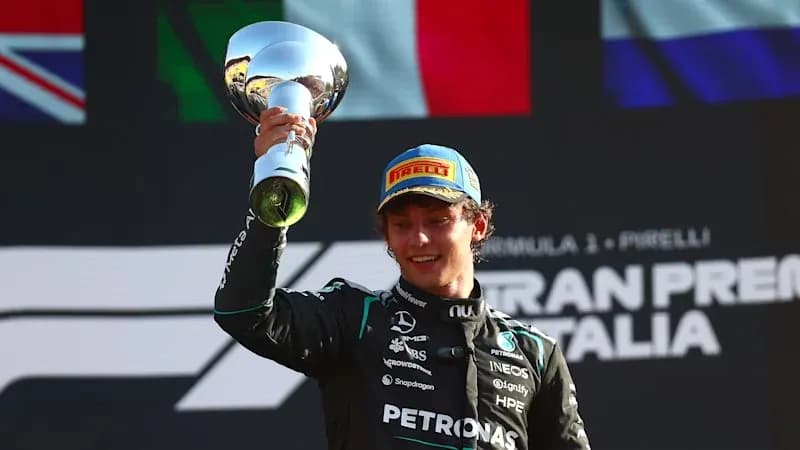 Pilote levant le trophée après la victoire en course