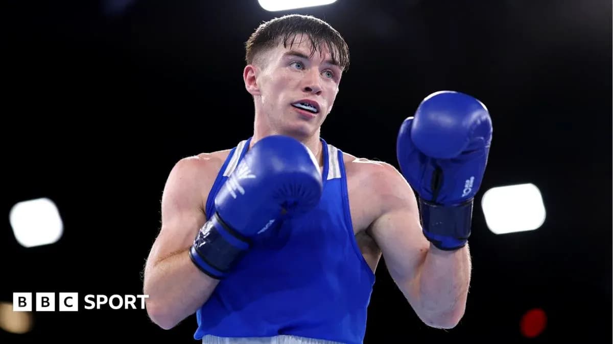 Boxeur en bleu se préparant à frapper
