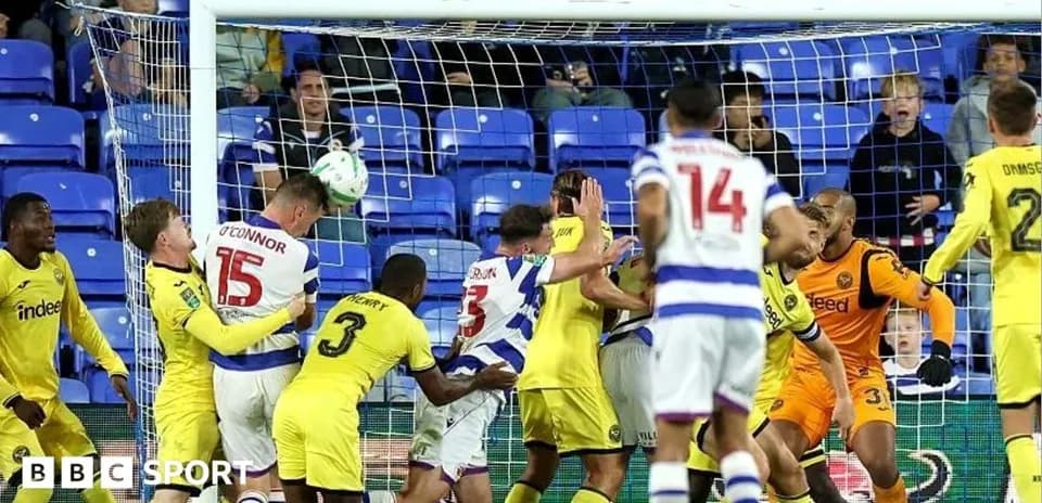 Joueurs se disputant un ballon près du but