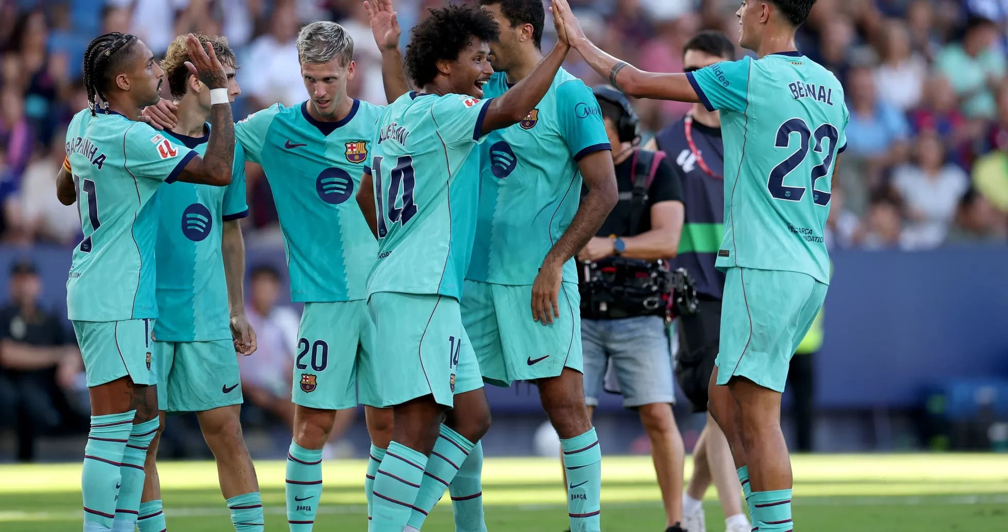 Joueurs du FC Barcelone célébrant un but ensemble