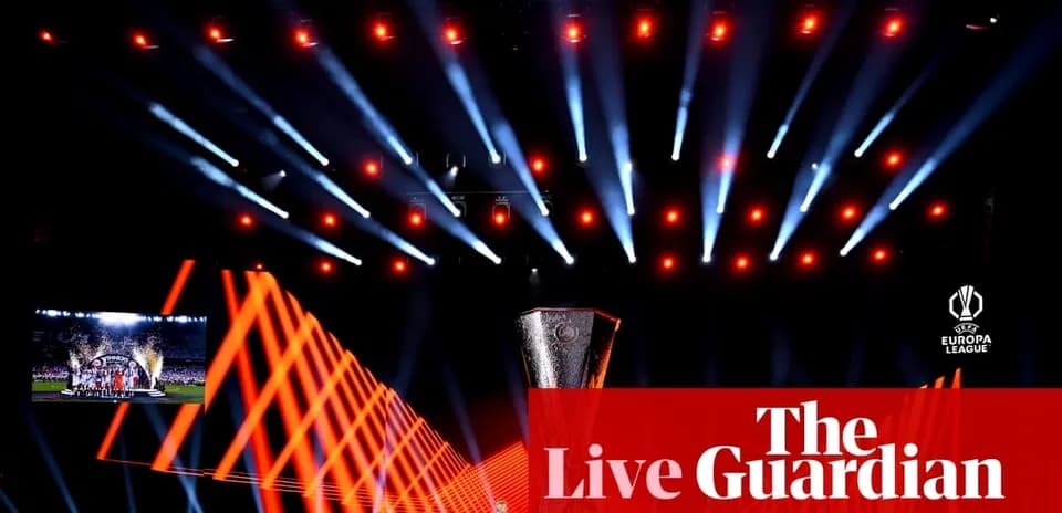Trophée de la Ligue Europa sur scène illuminée