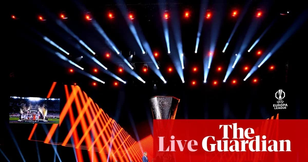 Trophée de la Ligue Europa sur scène illuminée