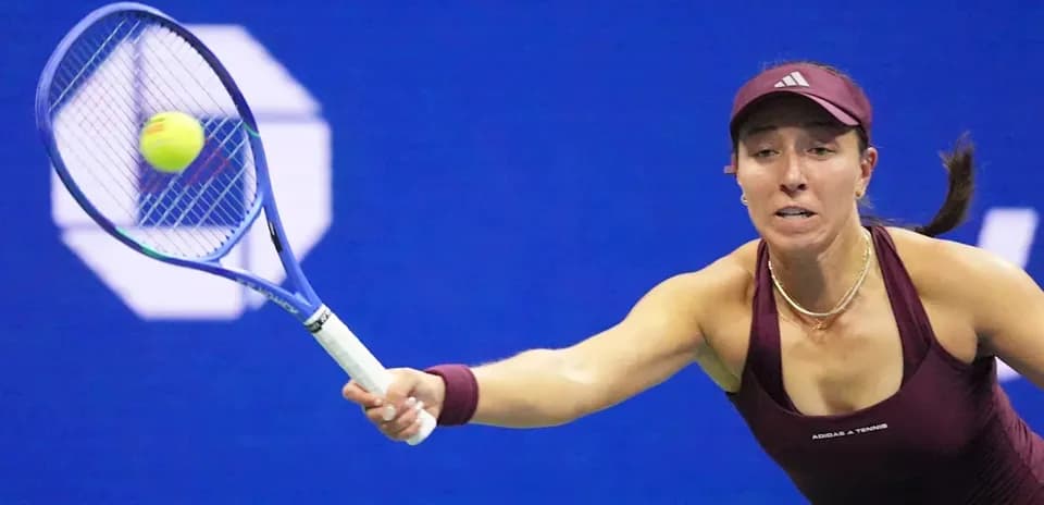 Joueuse de tennis frappant une balle au tournoi