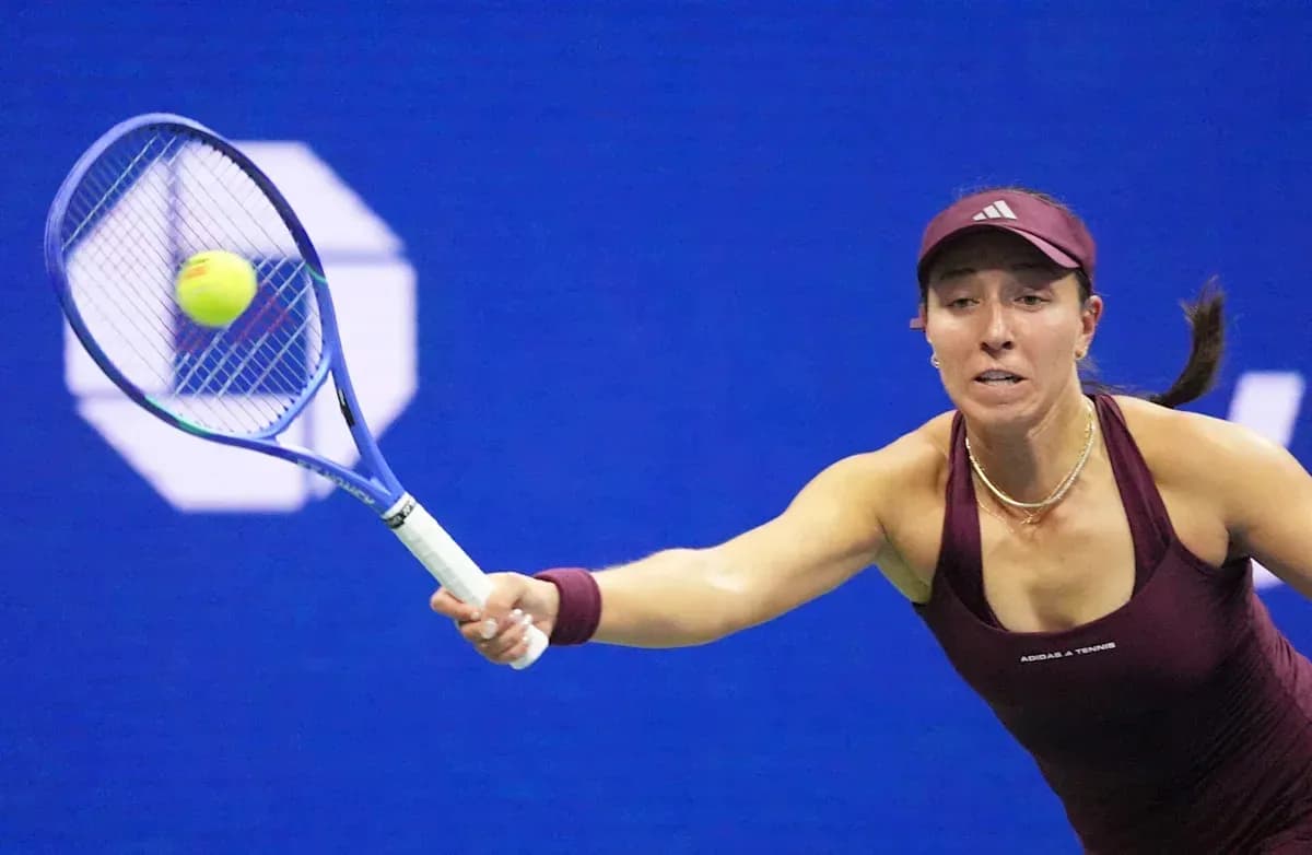 Joueuse de tennis frappant une balle au tournoi