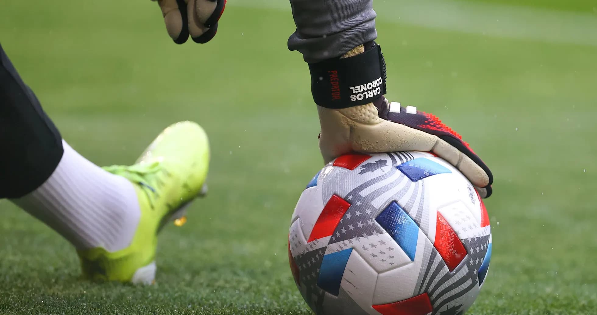 Gardien de but touchant le ballon sur le terrain