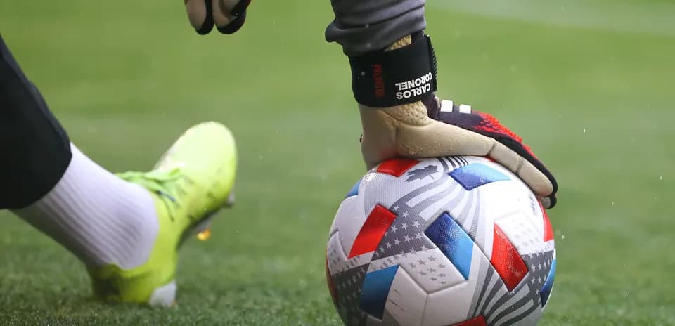 Gardien de but touchant le ballon sur le terrain